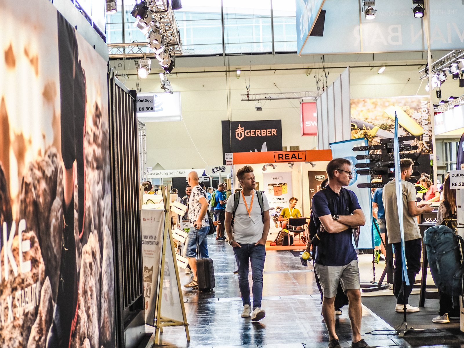 Unterschiedliche Stände auf Outdoor Messe 